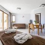 Maloves & Spa, W Bocznych Budynkach Владыславово