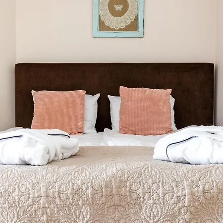 Maloves & Spa, W Bocznych Budynkach