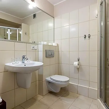 Maloves & Spa, W Bocznych Budynkach