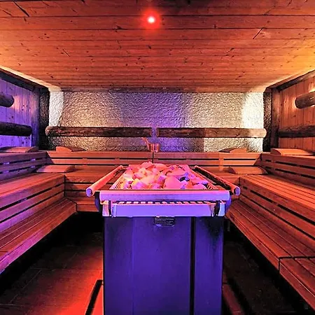 Maloves & Spa, W Bocznych Budynkach