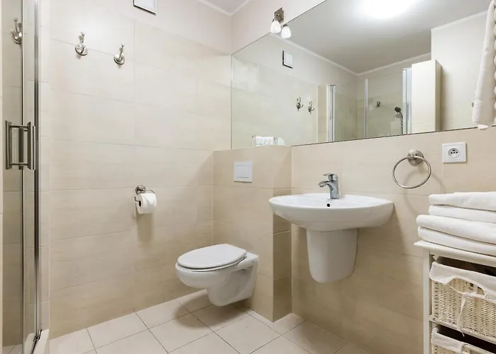 Maloves & Spa, W Bocznych Budynkach