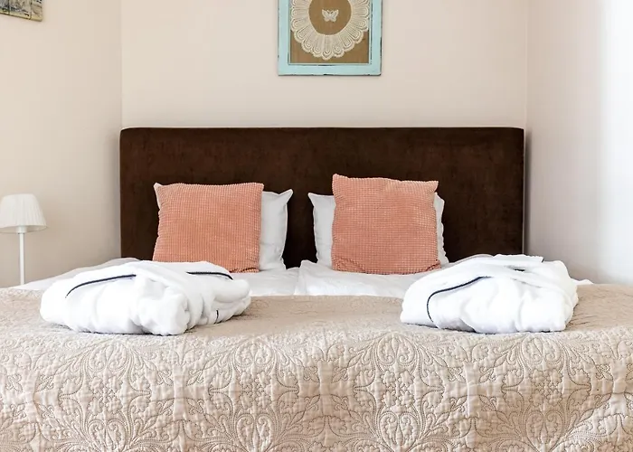 Maloves & Spa, W Bocznych Budynkach