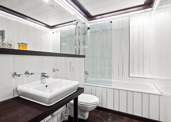 Maloves & Spa, W Bocznych Budynkach